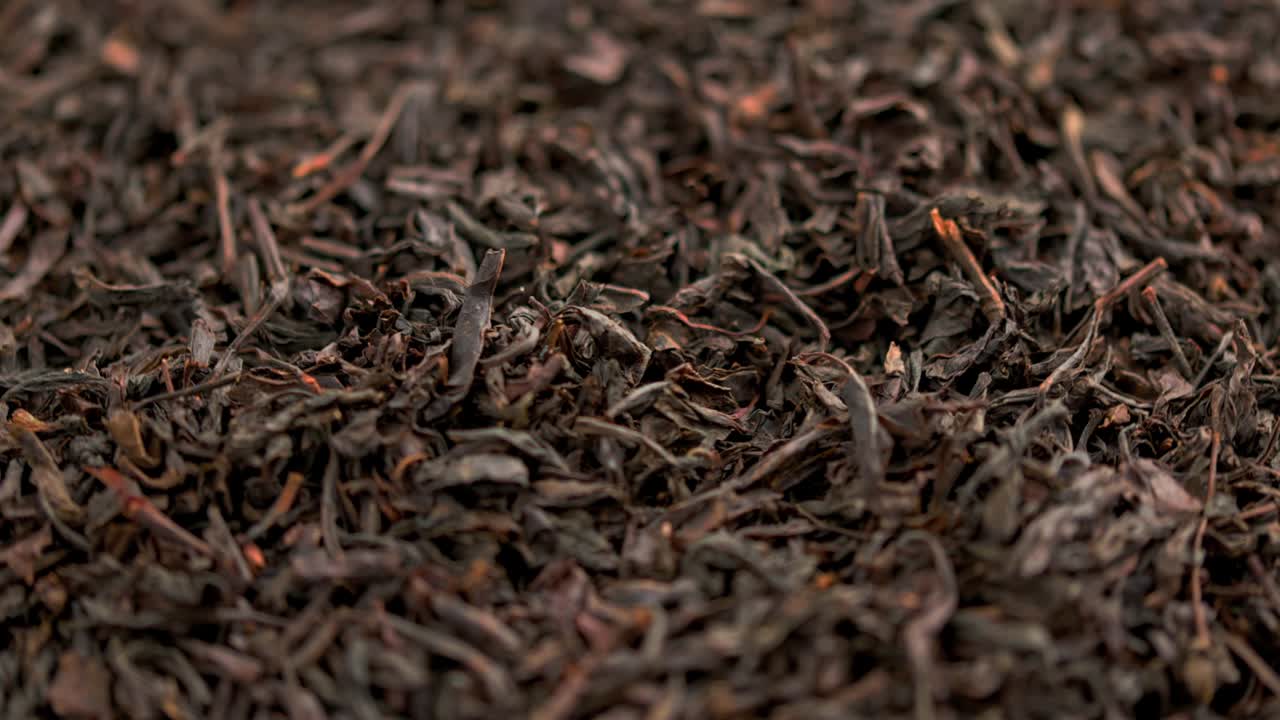 té negro seco en bucle giratorio fondo de primer plano de fotograma completo