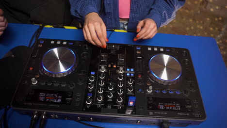 dj trabajando en la discoteca