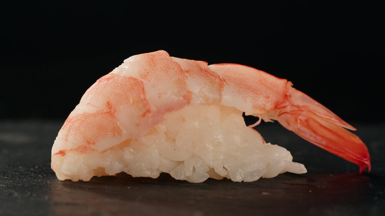 plato de sashimi, restaurante japonés, atún fresco y rebanadas de salmón en un café moderno, comida tradicional, plato de pescado rojo crudo, omega 3.