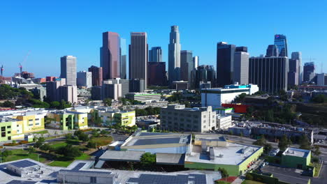 horizonte del centro de los ángeles en un día azul claro