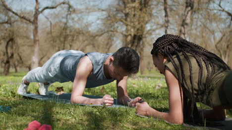 Menschen,-Die-Im-Wald-Sport-Treiben