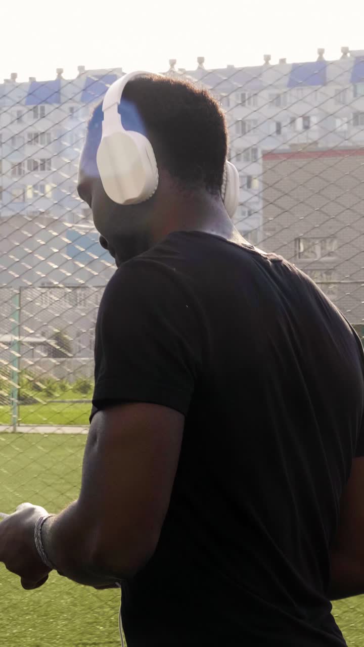 Uomo che ascolta musica all'aperto