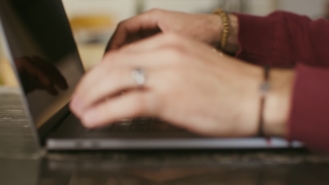 persona escribiendo en una computadora portátil
