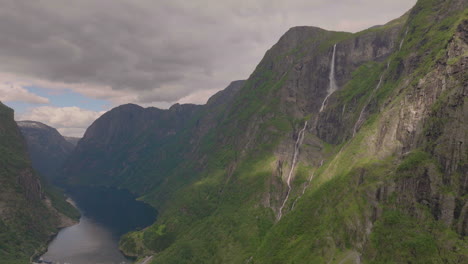 Der-Beeindruckende-Kjelfossen-wasserfall-In-Norwegen.-Wahrzeichen-Der-Stadt