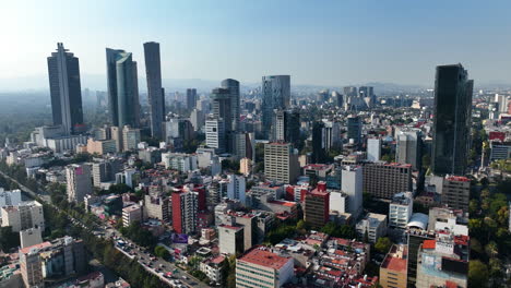 Mexiko-Stadt-Luftbilddrohne-Zur-Magischen-Stunde,-Skyline-Dreht-Sich-Nach-Rechts