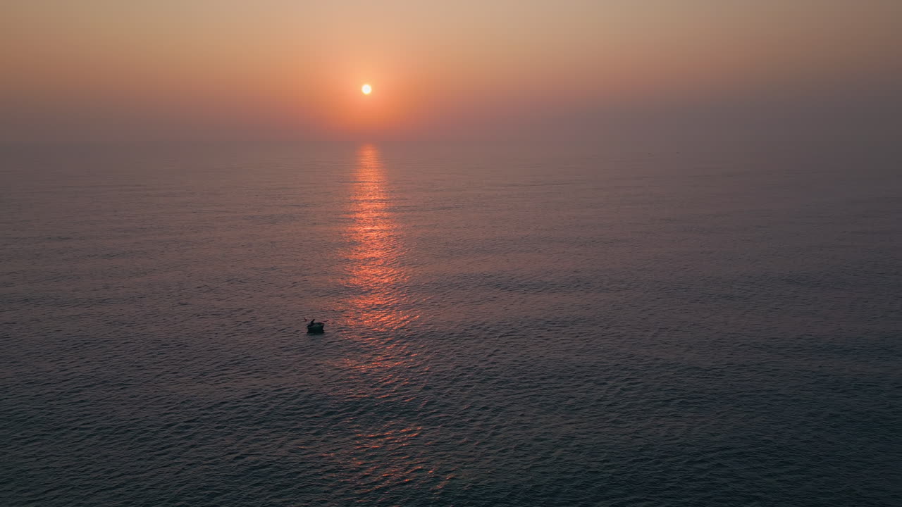 해가 지면 바다에서 떠다니는 베트남 원형 보트