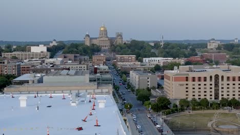 Edificio-Del-Capitolio-Del-Estado-De-Iowa-En-Des-Moines,-Iowa-Con-Video-De-Drones-De-Paralaje-Moviéndose-De-Izquierda-A-Derecha-Plano-Medio