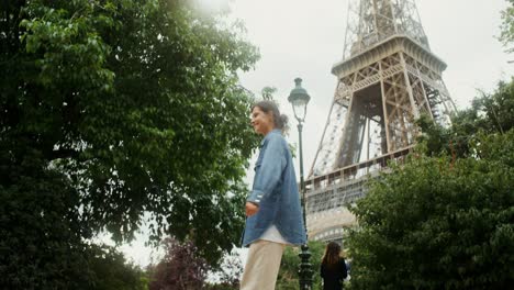 persona caminando hacia la torre eiffel en parís