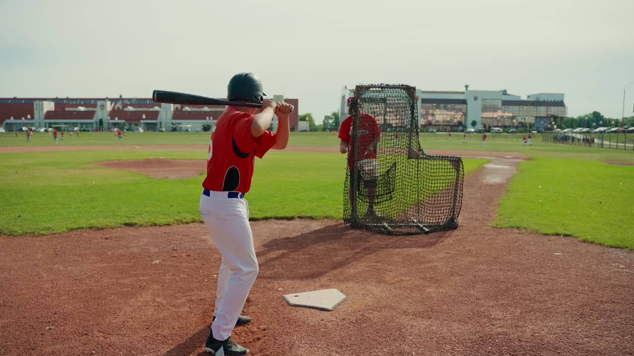 Giocatori di baseball che si allenano sul campo