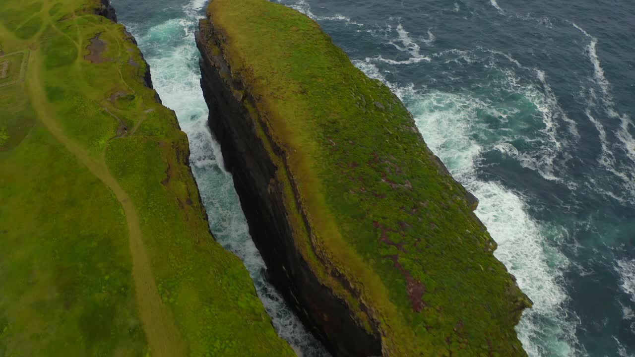 la vista aérea destaca la impresionante pila de mar cerca del faro de la cabeza del bucle