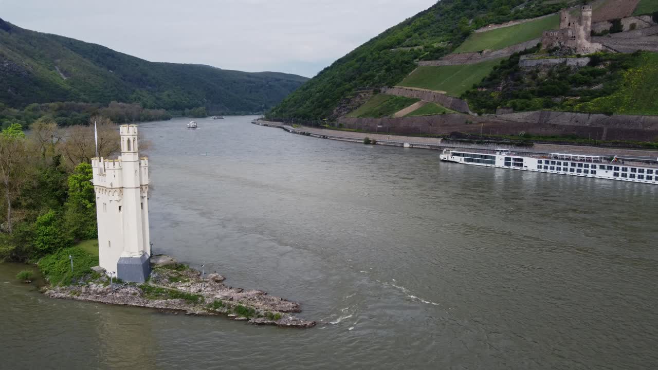 пассажирское судно, плавающее по историческим достопримечательностям вдоль долины реки рейн, германия