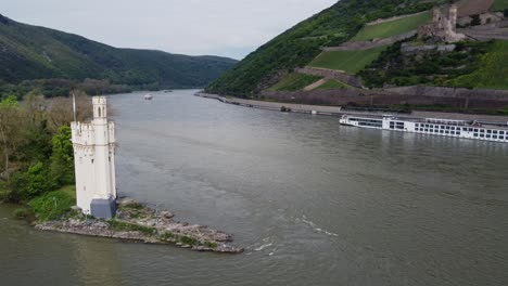 barco de pasajeros que navega por monumentos históricos a lo largo del valle del río rin, alemania