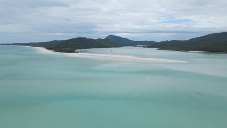 Whitehaven-Beach-With-White-Silica-Sand---Hill-Inlet-In-Whitsunday,-Queensland,-Australia