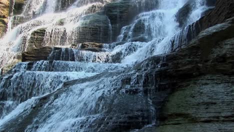 una amplia cascada fluye sobre salientes rocosos en ithaca falls nueva york 3