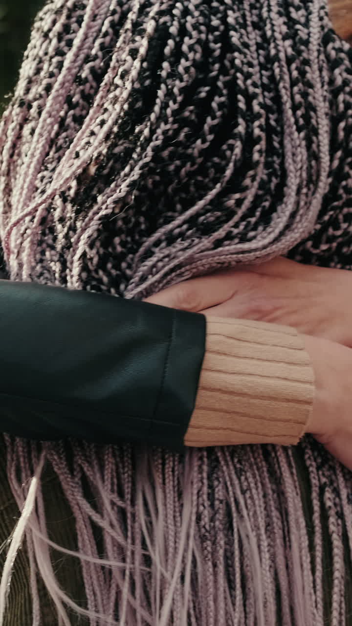 Giovane donna felice che ride e abbraccia un'amica all'aperto