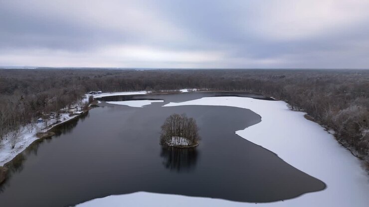 Inverno innevato, lago ghiacciato, bosco, cielo nuvoloso, Germania.