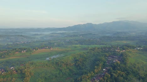 Vista-Panorámica-Sobre-El-Campo-De-Indonesia-En-Una-Mañana-Brumosa