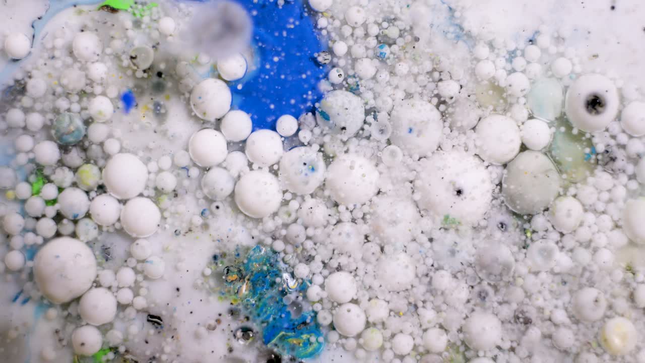 거품을 가진 추상적인 유체 예술