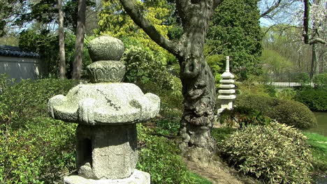 die kamera schwenkt nach unten und bringt die japanische steinlaterne ins blickfeld