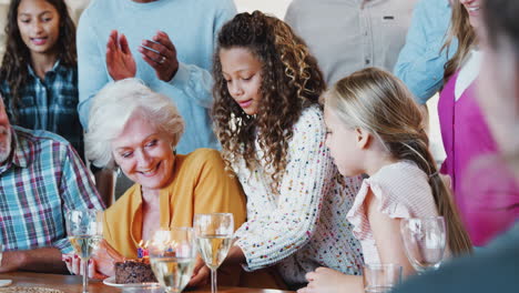 família multigeracional se reúne para celebrar o aniversário da avó em casa juntos