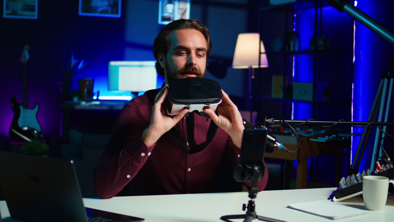 influencer revisando auriculares de realidad virtual para entusiastas de la tecnología viendo