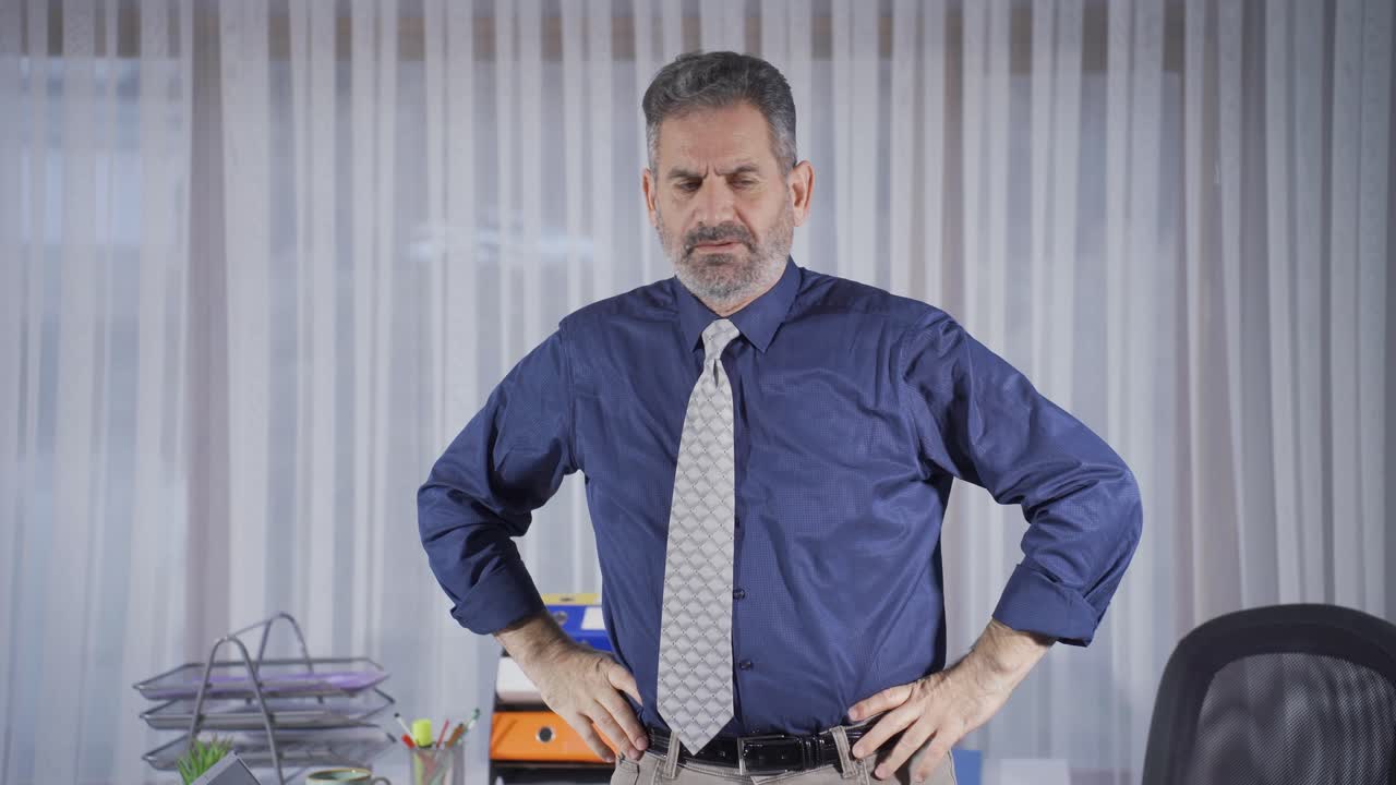 hombre de negocios maduro preocupado y en pánico abrumado, en problemas.