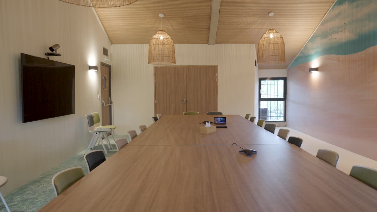 Elegante sala de juntas corporativa con decoración artística.
