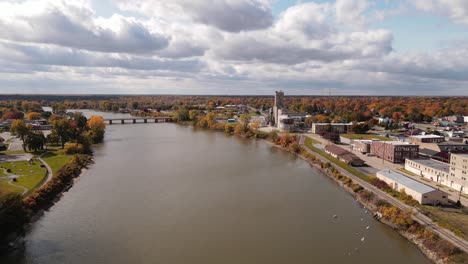 río saginaw y centro de saginaw, michigan, estados unidos, en tiro de apertura aérea de otoño