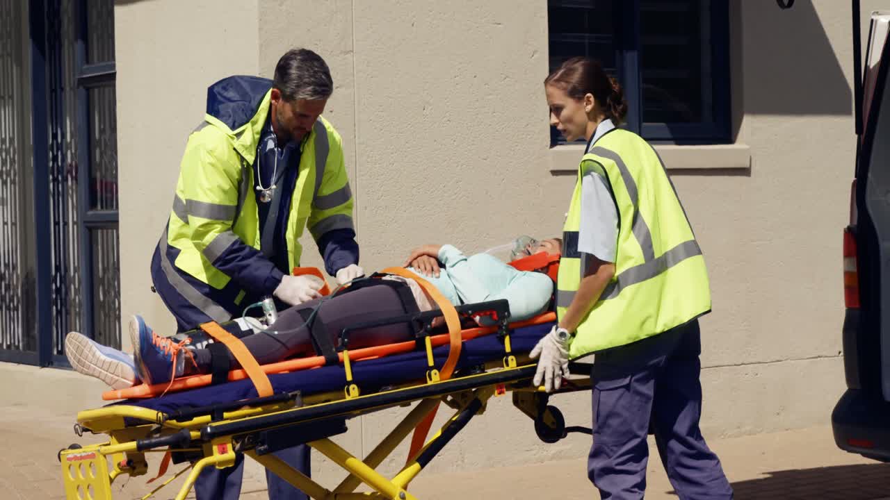 구급차 팀이 부상당한 여성을 옮겼습니다.