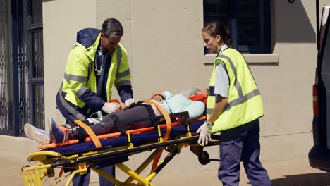 el equipo de ambulancia llevó a la mujer herida.