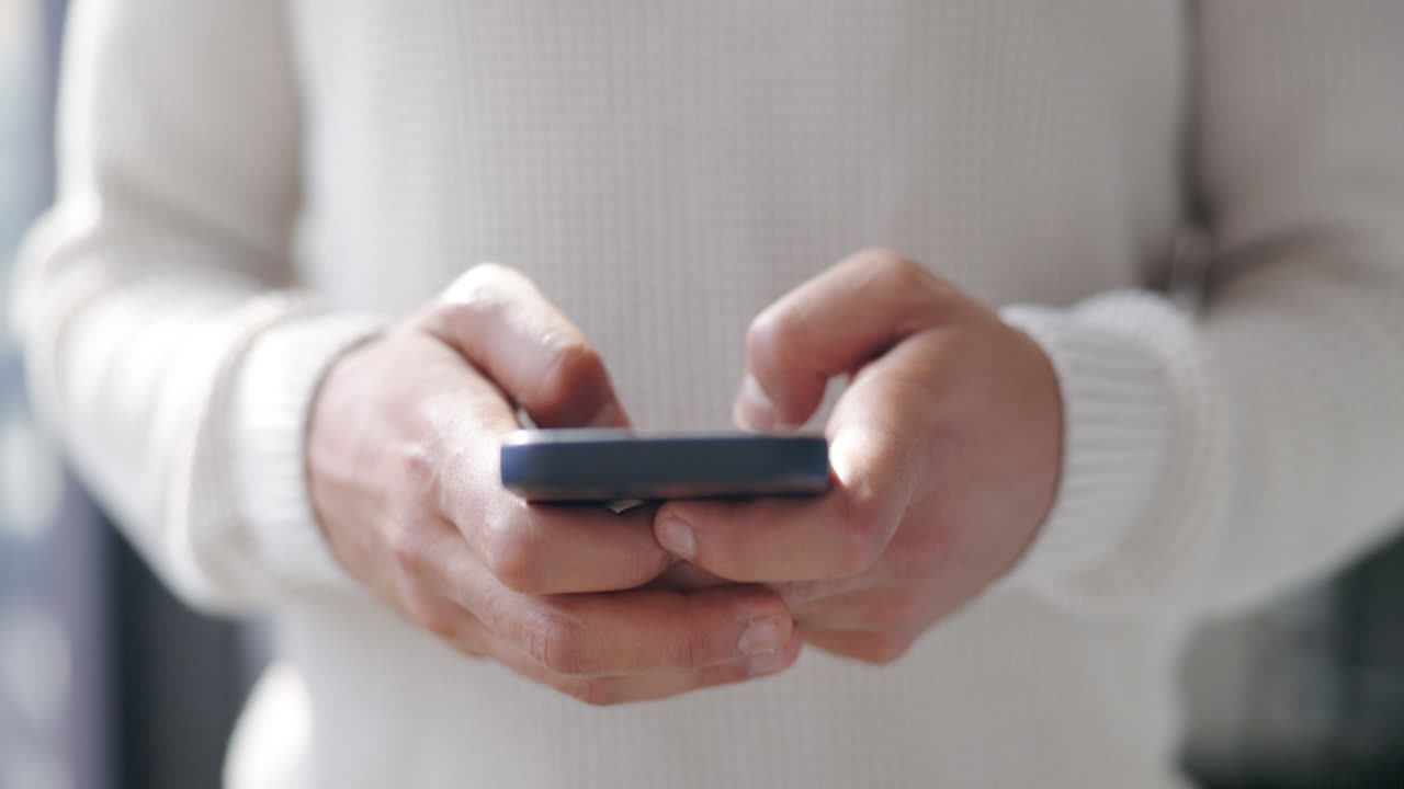 타이핑을 위한 손, 사람 및 스마트폰