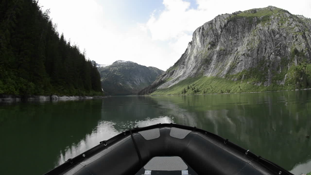 paseo en bote pov navegando a través de aguas cristalinas en fords terror en tracy armfords terror wild area sureste de alaska 1