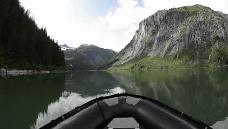 Pov-Paseo-En-Barco-Navegando-Por-Aguas-Cristalinas-En-Vados-Terror-En-Tracy-Armfords-Terror-Zona-Salvaje-Sureste-De-Alaska-1