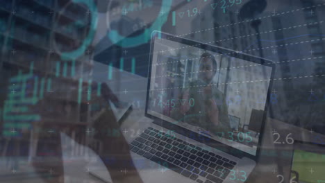 animación del procesamiento de datos financieros sobre una mujer de negocios biracial que usa una computadora portátil en la oficina