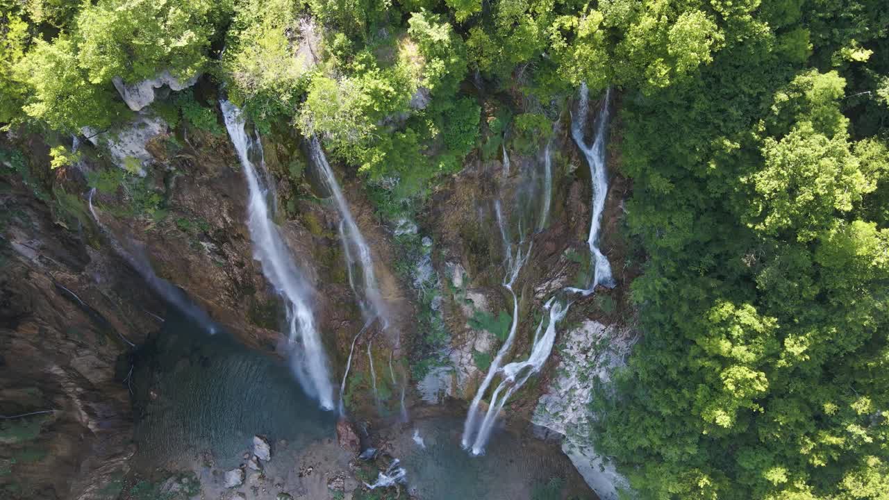 vista superior del hermoso parque nacional de los lagos de plitvice en croacia