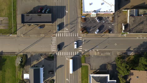 Draufsicht-Auf-Den-Verkehr-An-Der-Kreuzung-In-Einer-Kleinstadt,-Drohne-Von-Oben-Nach-Unten