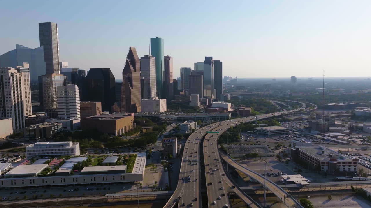 Veduta aerea intorno alla I-45 e al lato ovest del centro di Houston, USA, all'ora d'oro.
