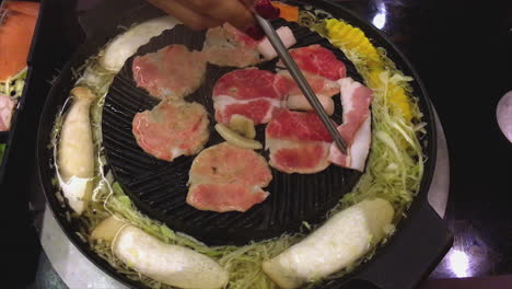 cocina japonesa jingisukan es un estilo de cocina japonesa que utiliza una sartén de metal en forma de cúpula para cocinar alimentos similares a la barbacoa, en los que los alimentos en brochetas se asan lentamente sobre un plato caliente