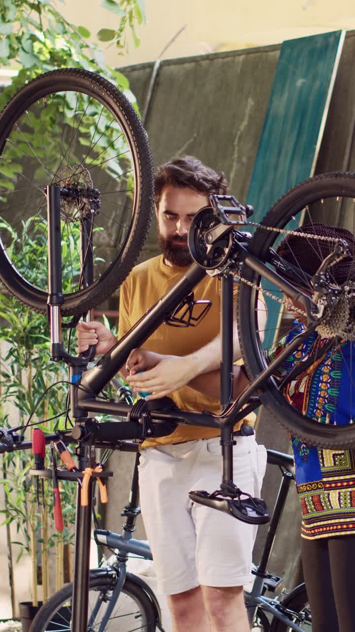 Casal consertando uma bicicleta juntos ao ar livre