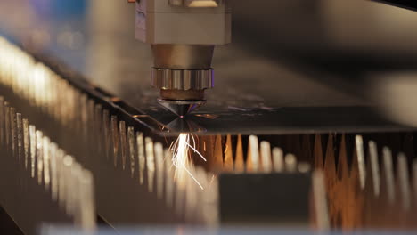 la découpe laser cnc du métal, une technologie industrielle moderne.