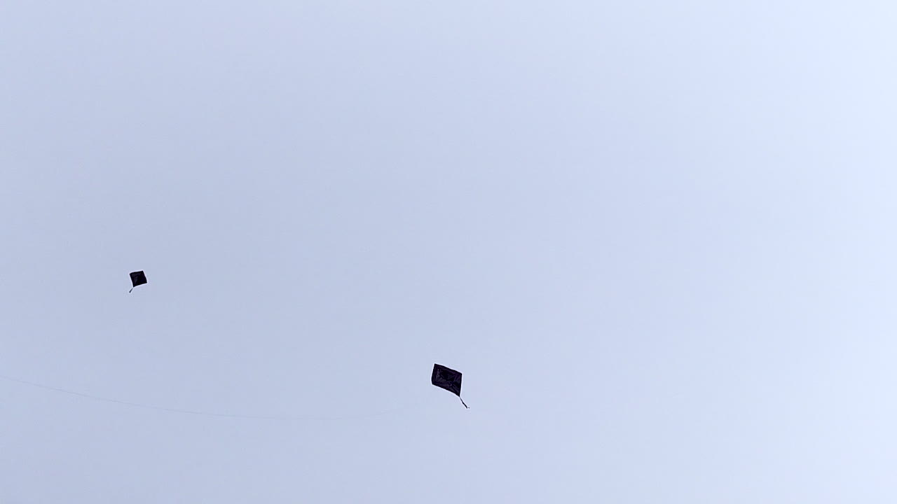 To drager svæver på åben himmel med stor plads til tekst, rolig minimalistisk scene. Ideel til frihed, aspiration, festivaltemaer, reklamebaggrunde og ren visuel historiefortælling