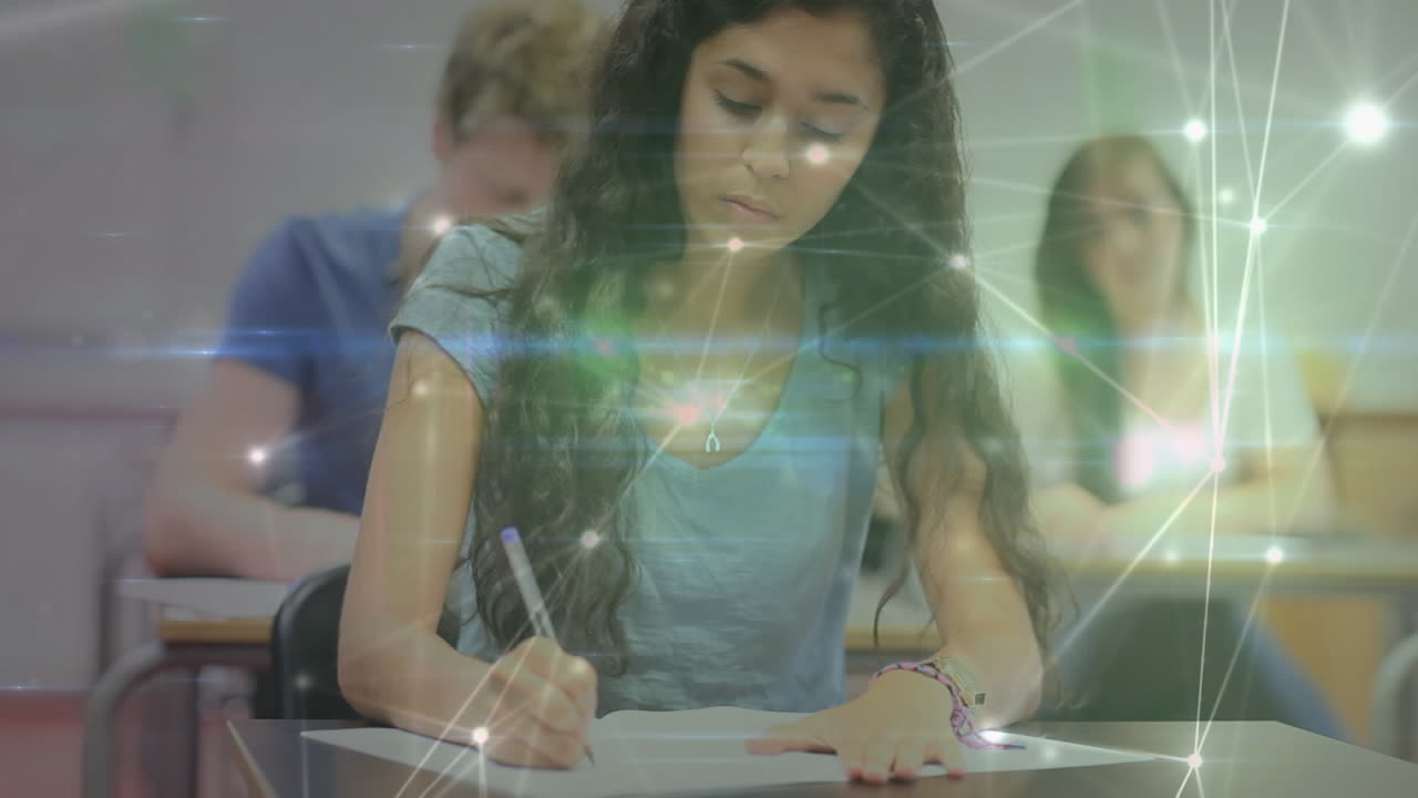 animación de una red brillante de conexiones que se mueve sobre los estudiantes que escriben en el aula