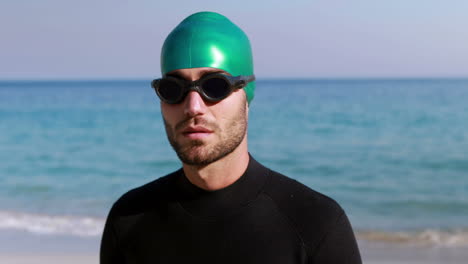 zwemmer die zich klaarmaakt op het strand