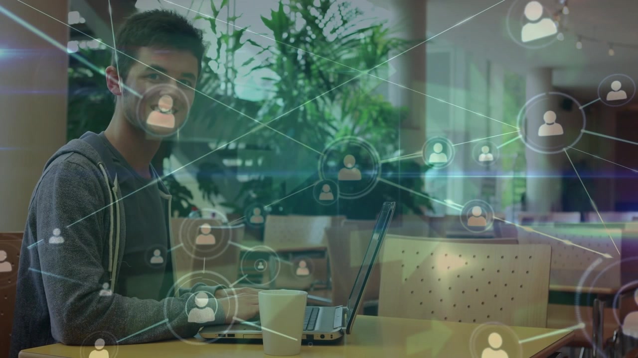 Giovane uomo che lavora al laptop con un'interfaccia digitale di social network.