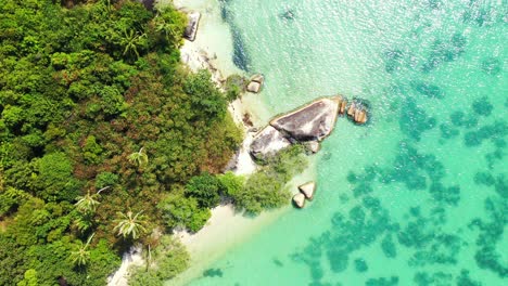 Antena---Costa-Tropical-Con-Playa-De-Arena,-Cantos-Rodados,-Palmeras-Y-Agua-De-Mar-Turquesa-Con-Rica-Vida-Marina,-Tailandia