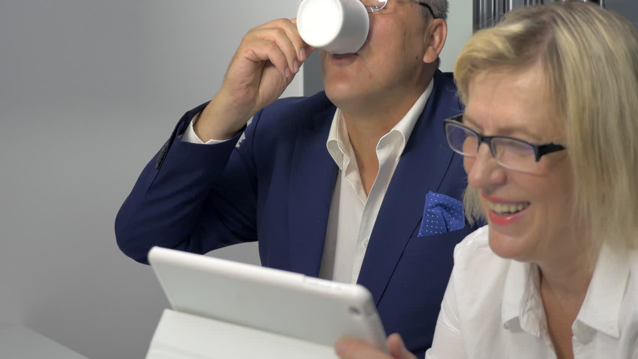 Moden mand og kvinde bruger tablet-pc til forretning