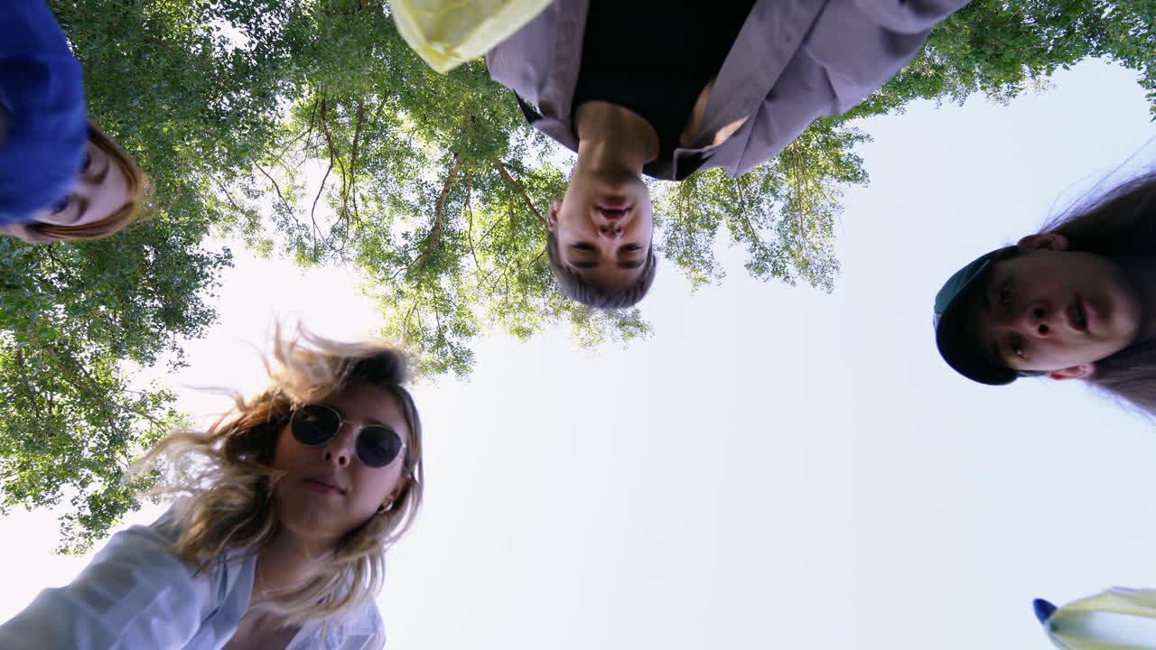 올려다보는 친구들