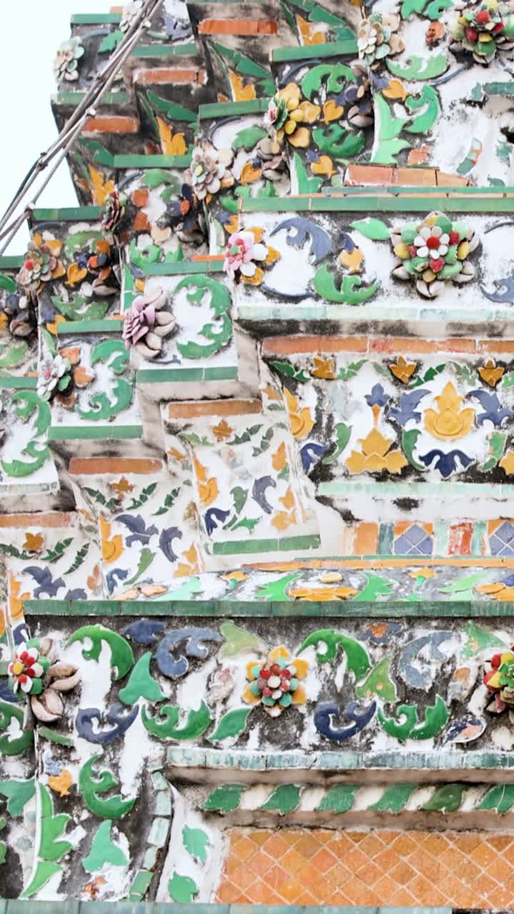 장식 된 성전 장식물 의 근접적 인 모습