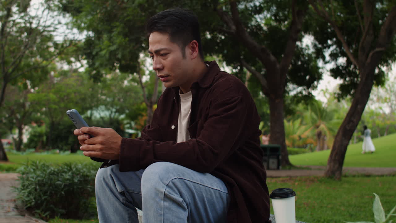 공원에서 앉아 있는 외로운 남자