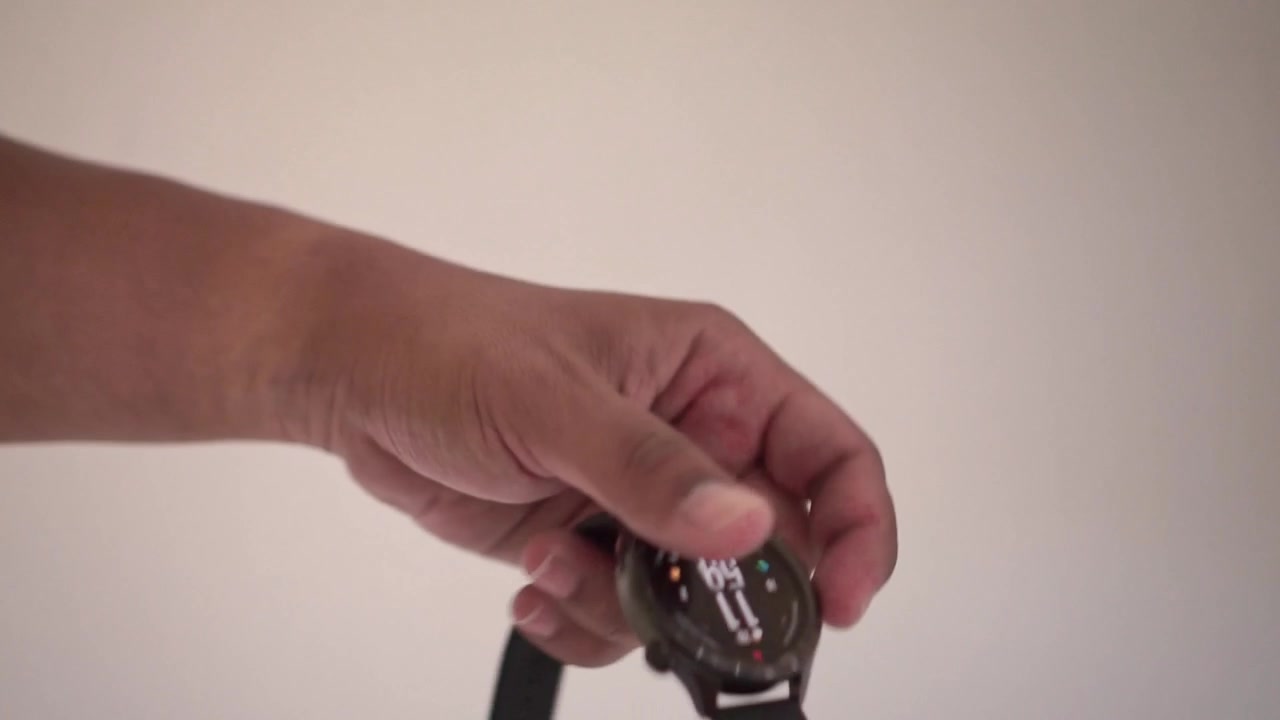 Persona che si toglie il cinturino nero dello smartwatch, vista ravvicinata. Dispositivo indossabile, tecnologia per il fitness, filmato stock su stile di vita quotidiano